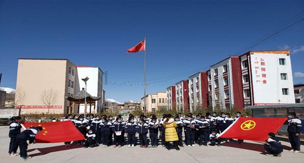 张悬在演唱会上宣布离婚消息，她此前有过哪些感情经历？游戏画面